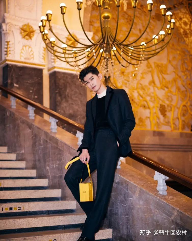 杨烁曾在多部电视剧中扮演硬汉角色,拥有不错的外形和身材,但往往给人