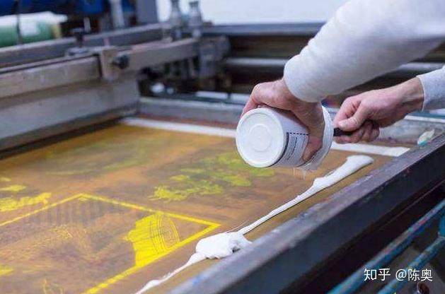 丝网即可,因此能够在一些比较容易破碎的物体上进行印刷,像是陶瓷或者