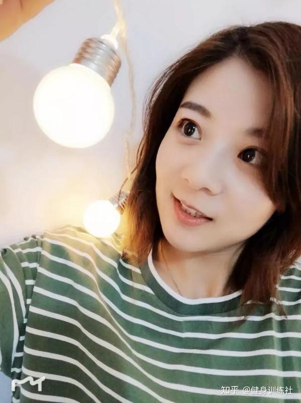 无腿女孩靠直播创业俯卧撑倒立打球