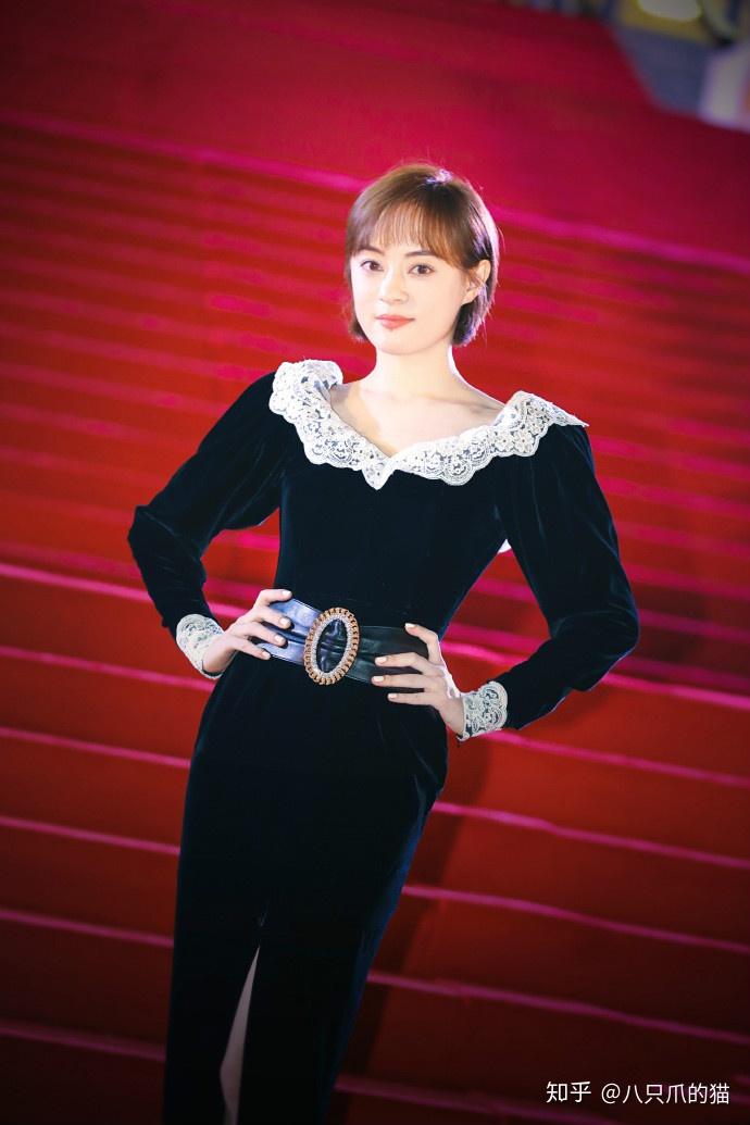 孙俪走飞天奖红毯穿丝绒裙端庄优雅38岁留妹妹头一点不违和