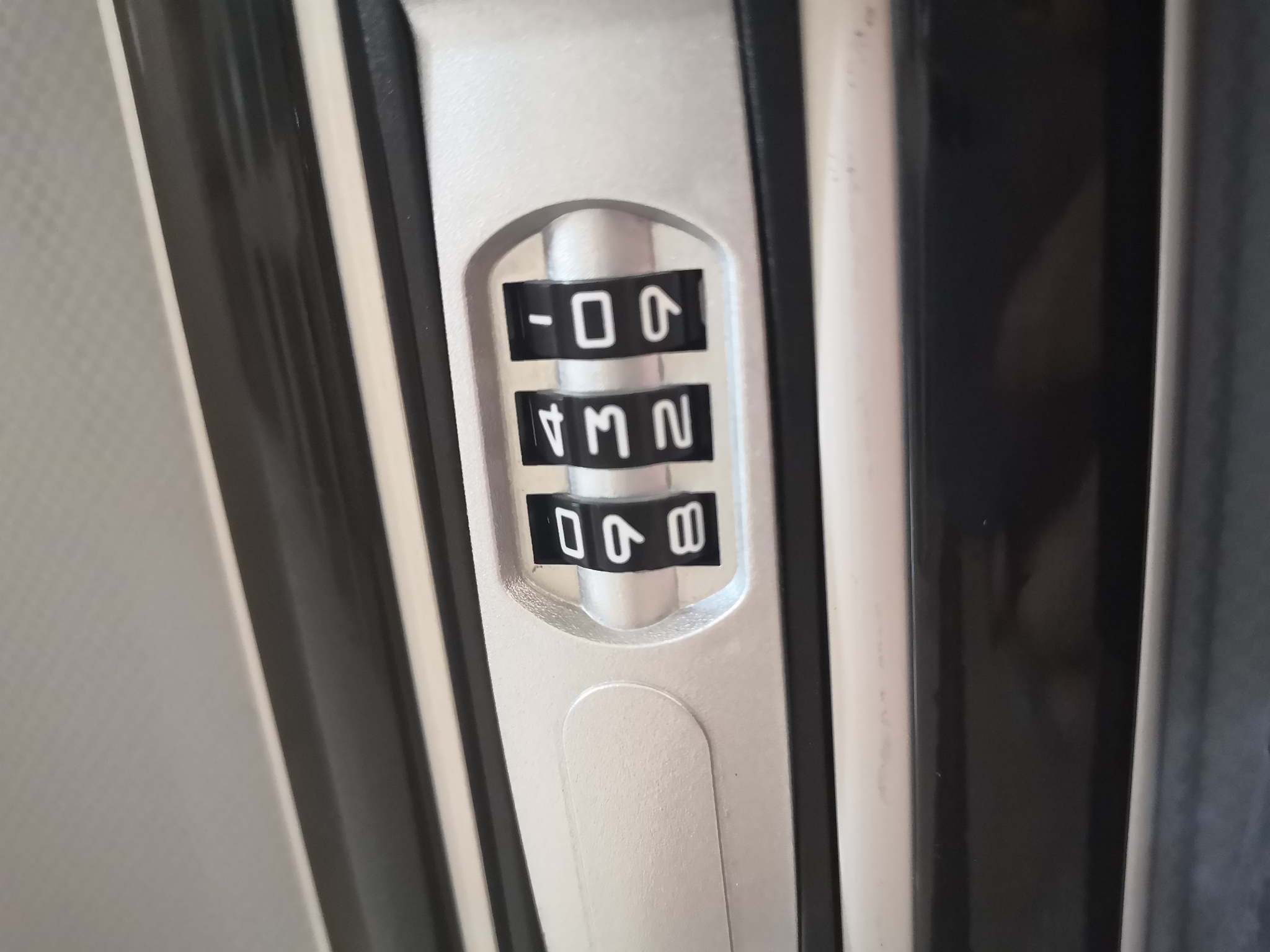 密码箱密码忘记了,可是锁旁边没有缺口,这种要