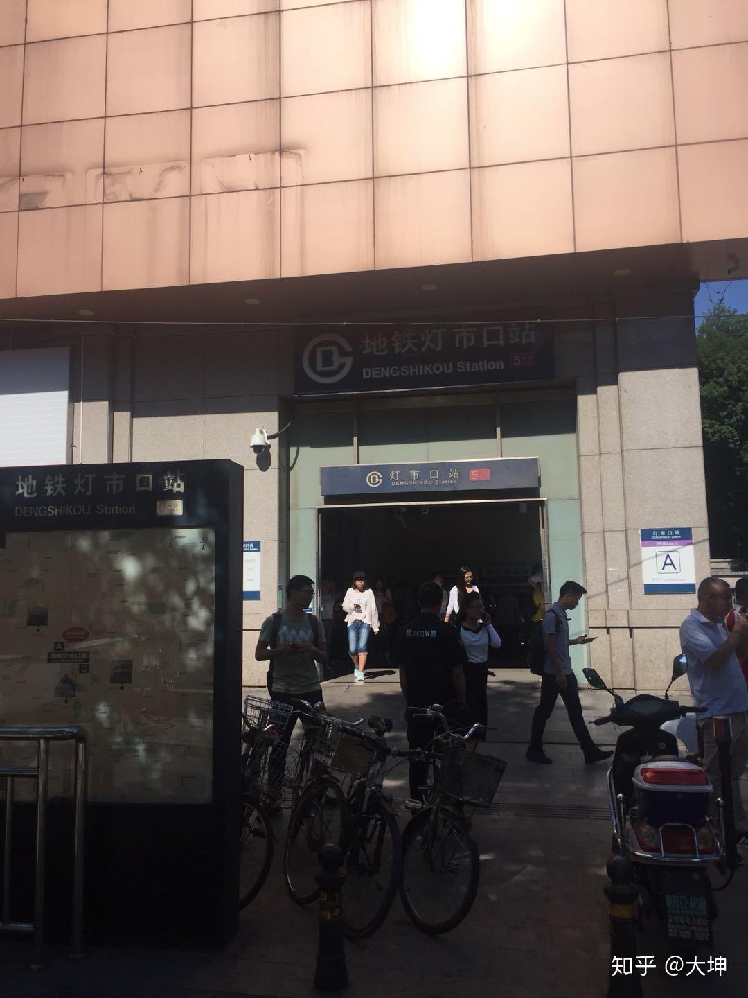 5元0,乘5号地铁到协和医院,从灯市口站下车,从a西北口出站,往南(出站