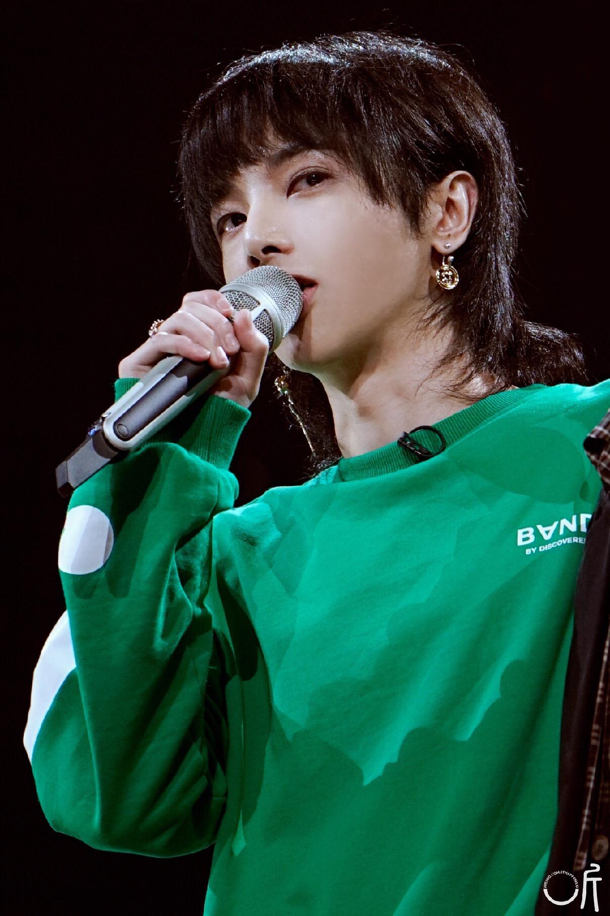 有哪些好看的华晨宇照片(无水印的)?