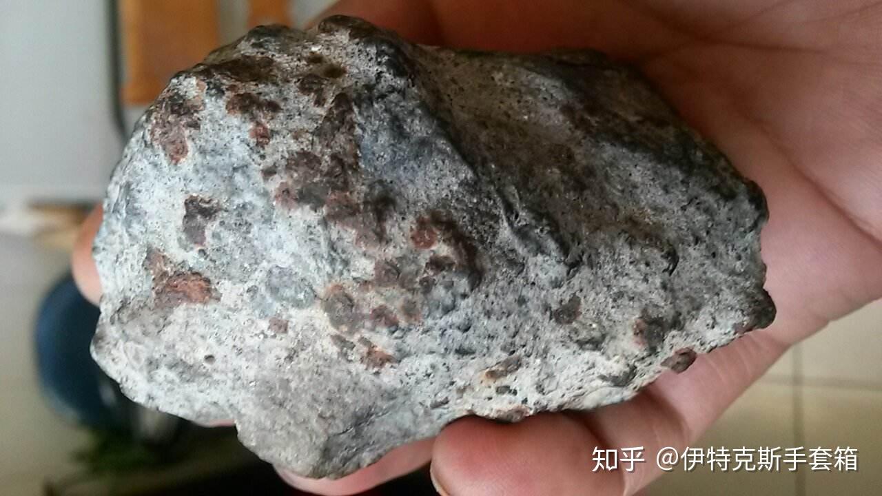 那么,怎样判断一块石头是不是陨石呢?一,观察表面融壳.