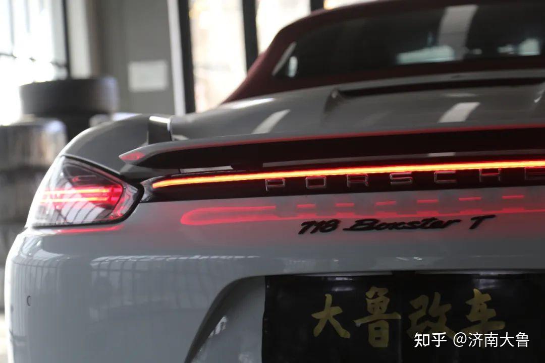 保时捷718升级贯穿尾灯 保时捷家族经典