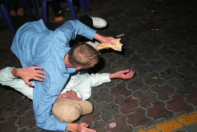 男子醉酒后摔下楼两年后死亡法院共同饮酒人需要赔偿