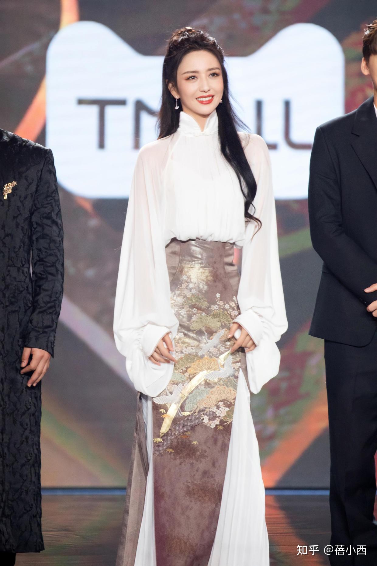 离婚后的佟丽娅更美了，穿薄纱上衣配国风半裙，颜值气质让人服气- 知乎