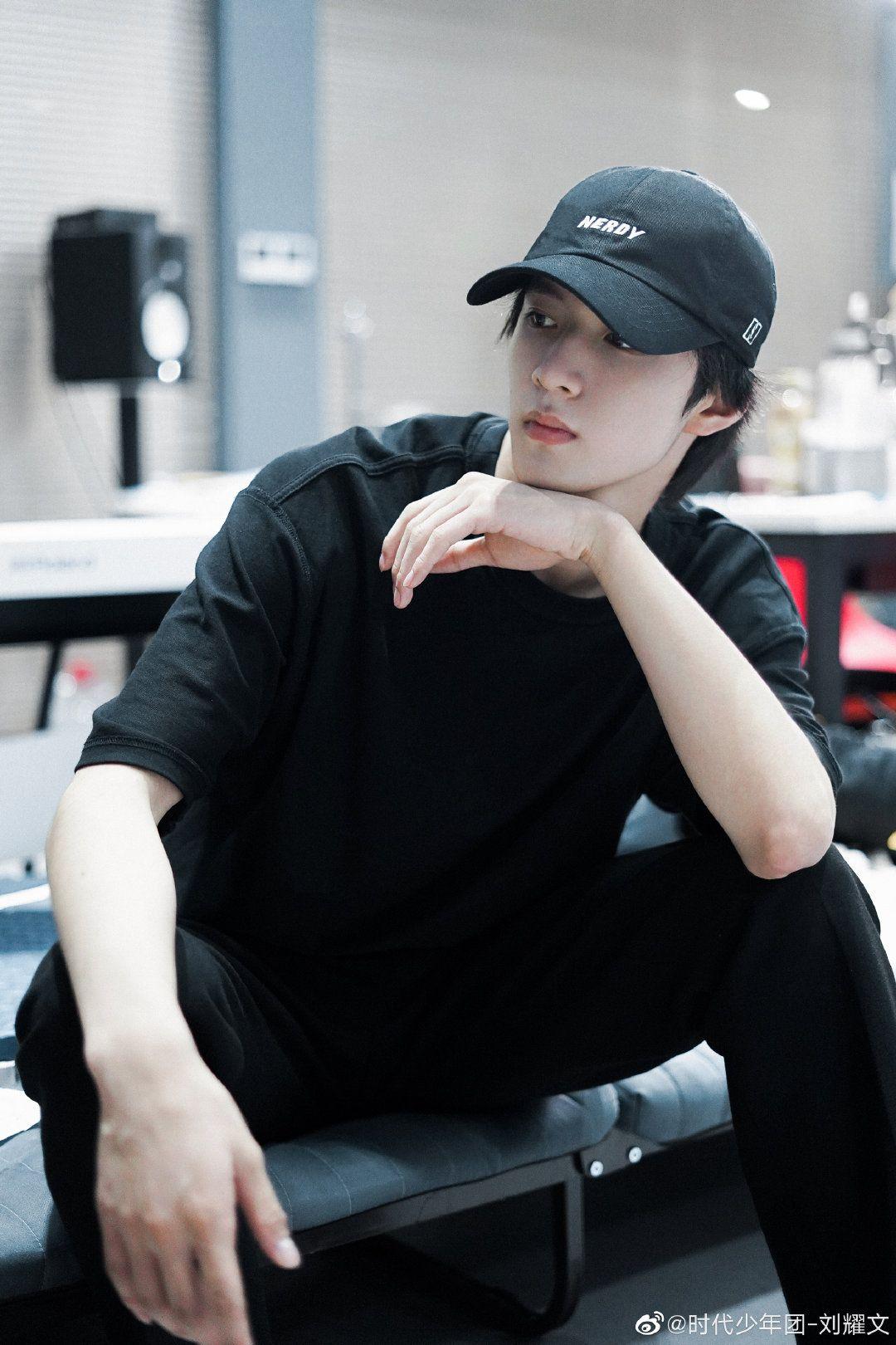 姐妹分享一下刘耀文高清壁纸呗