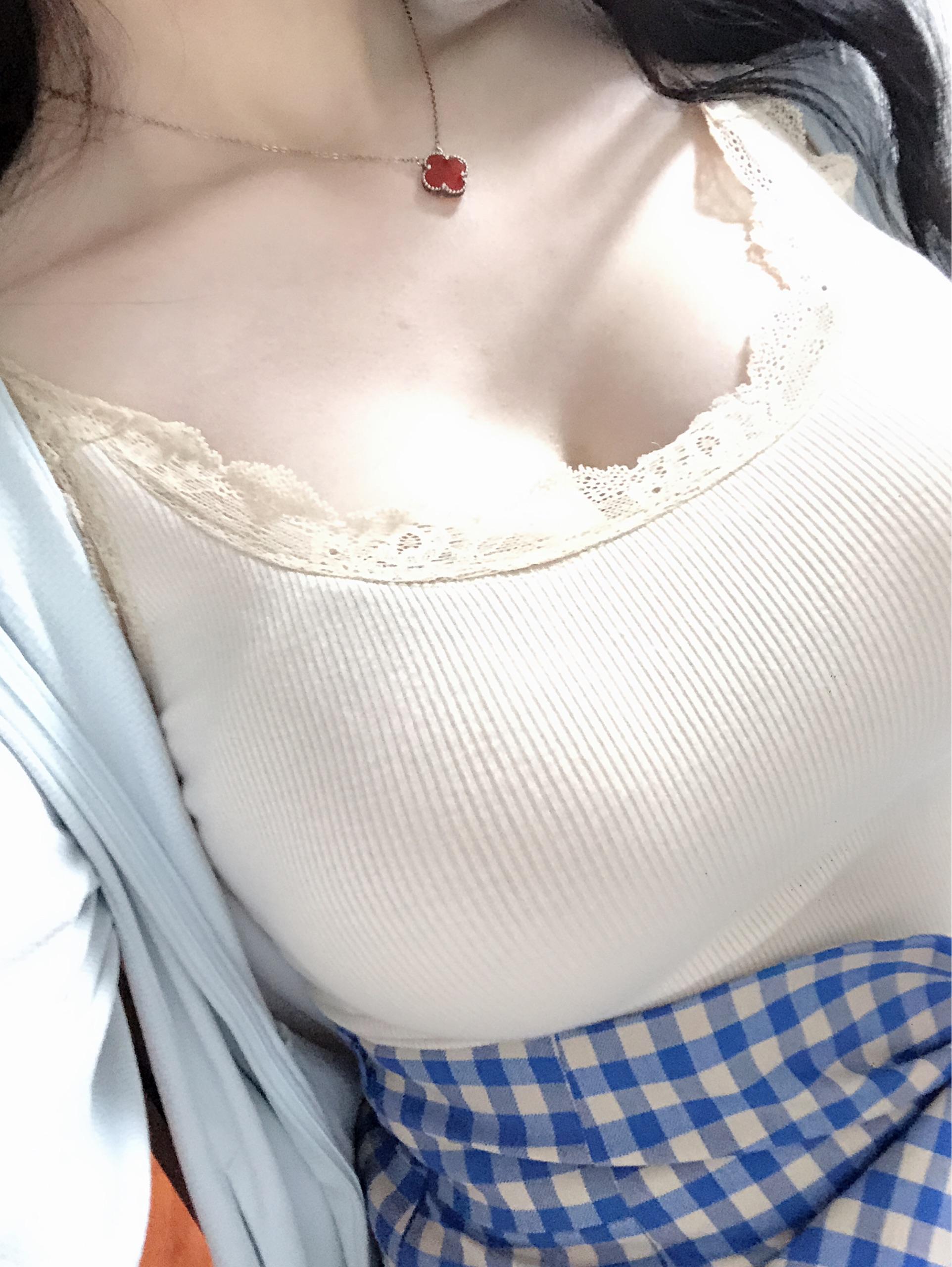 大胸女生如何穿衣搭配? - 知乎