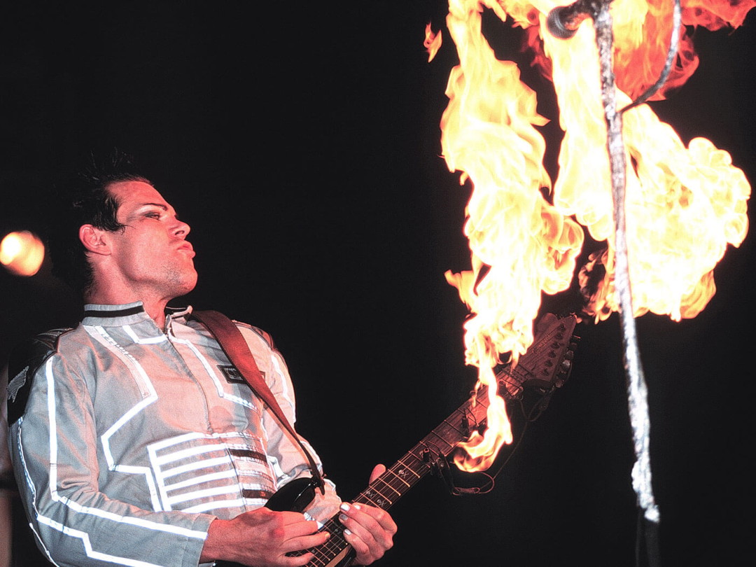 德国战车并非对于rammstein的直译,而是中国乐迷的爱称,rammstein一词