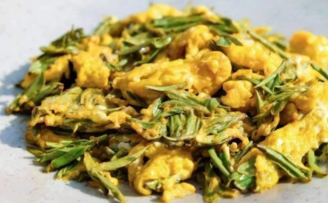 这道"油炸雀舌"的确是道菜,但是食材并不是小麻雀,而是茶叶.