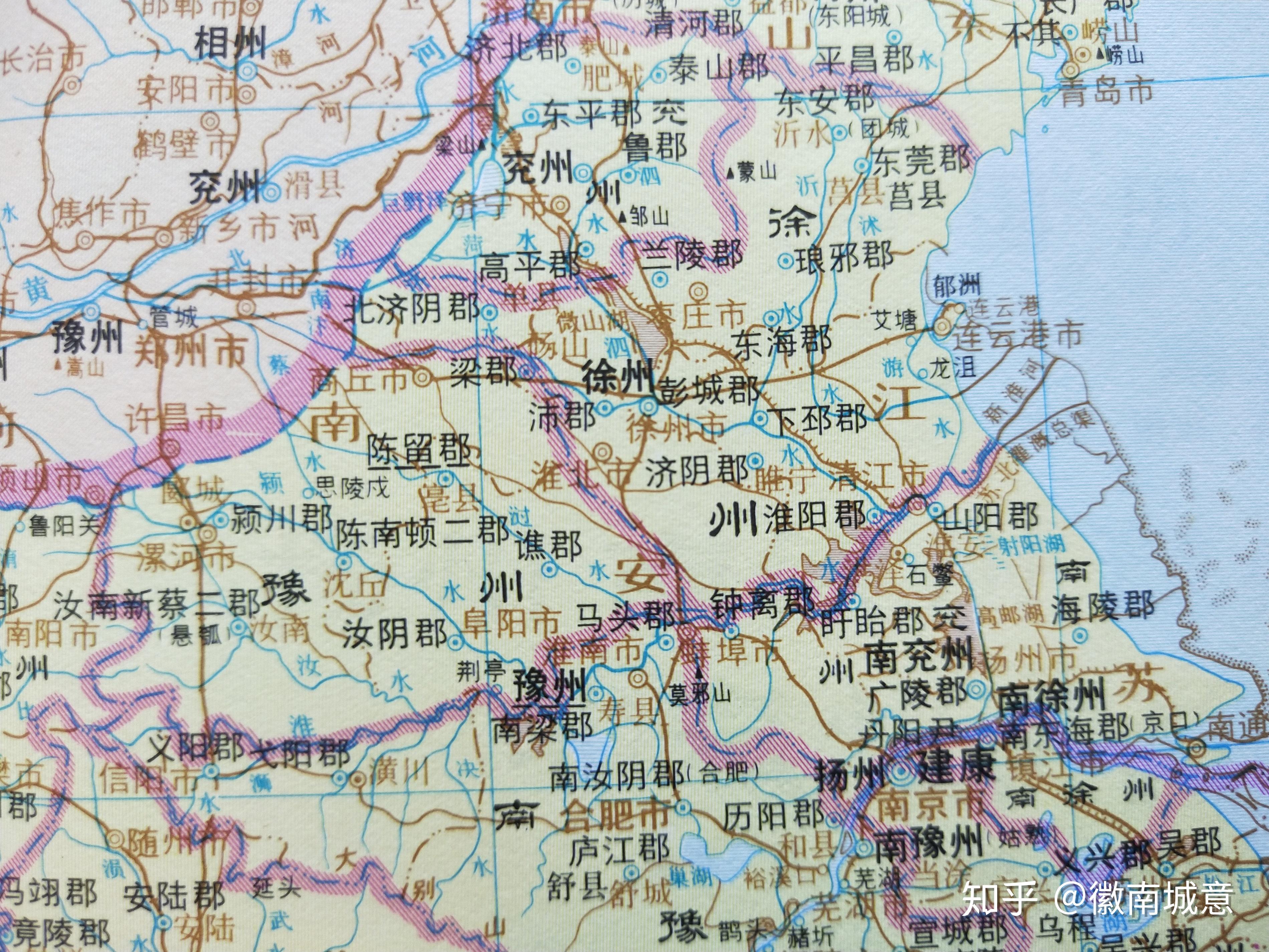 三国时,阜阳属魏国豫州汝南郡.东汉时仍属豫州汝南郡.