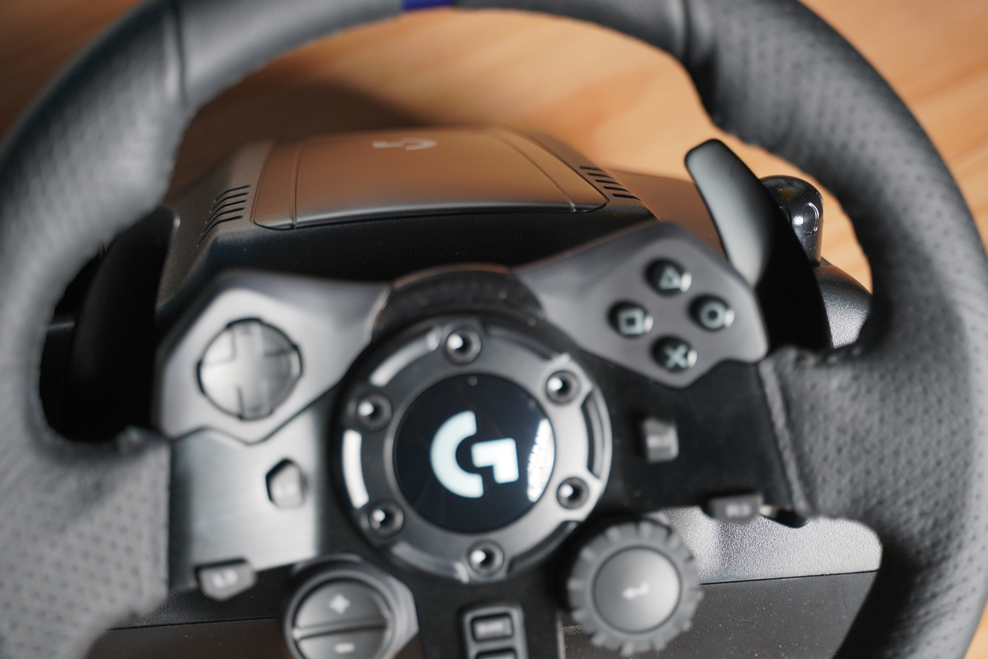 可以看到罗技g923的方向盘采用了平底运动设计,其实整体外观和上一代