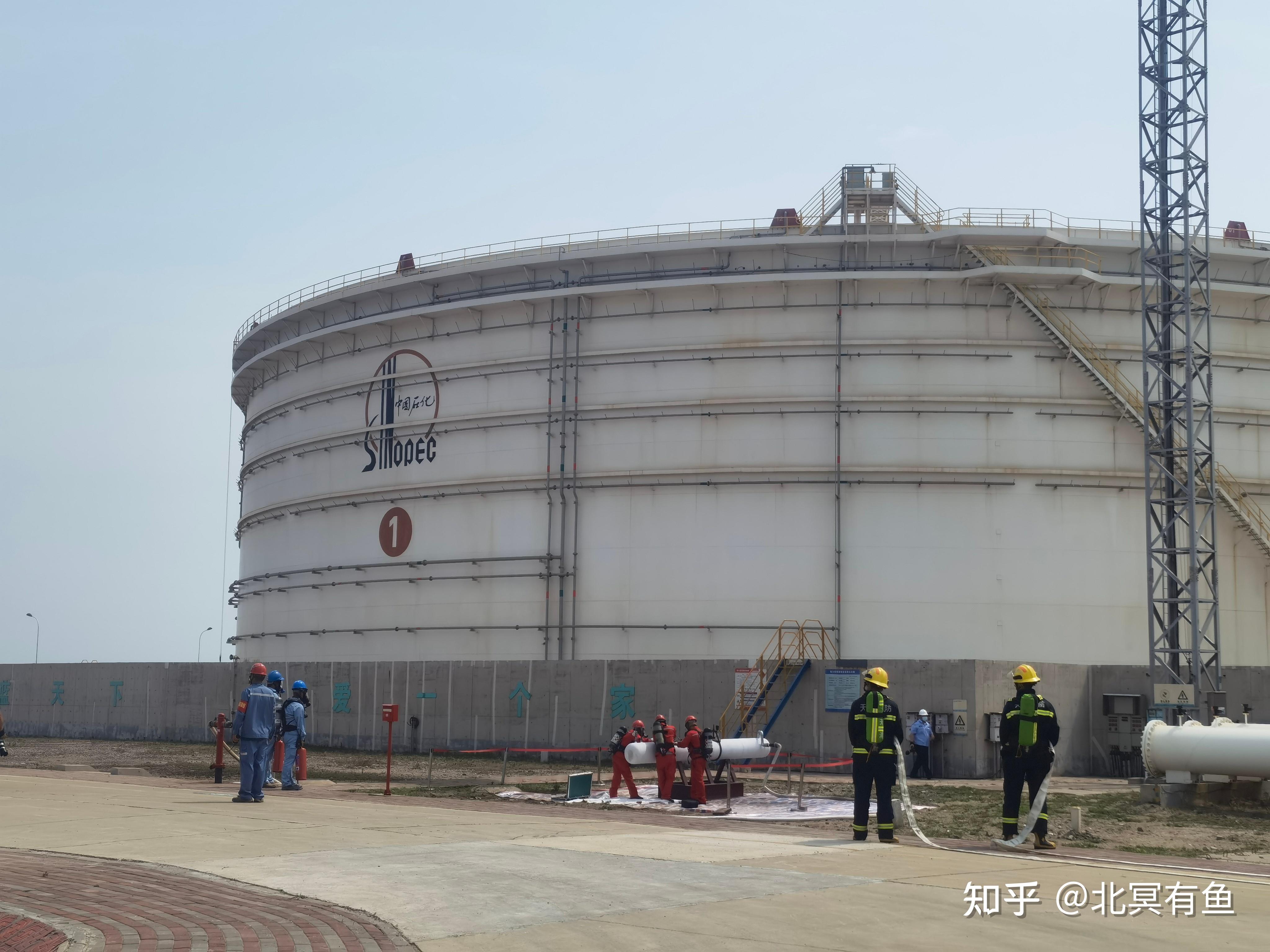 消防值班员通过西南40米高塔摄像头发现t-6储罐罐顶冒出浓烟,消防值班