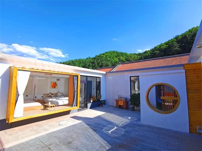 北京怀柔喇叭沟门枫林阁精品民宿蓝天白云下的精致乡野院落