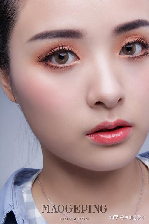 玻璃感吸睛妆化上去约会最适合