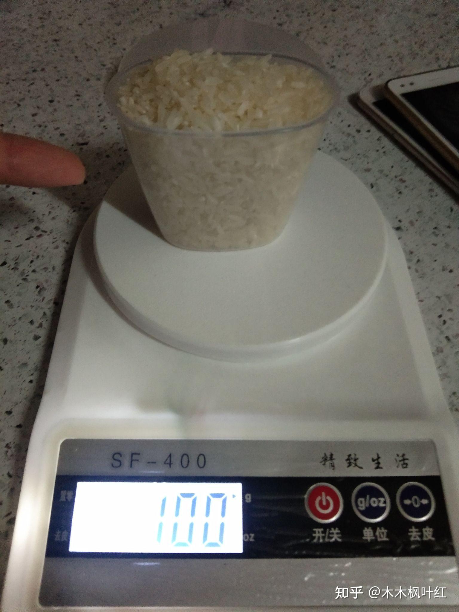 每100g大米居然有1426kj,这也太高了吧!那么100g大米有多少呢?