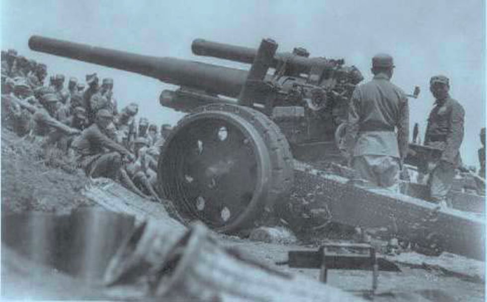 中国军队当时拥有的 150 毫米口径榴弹炮，最终只能在撤退途中推入河中