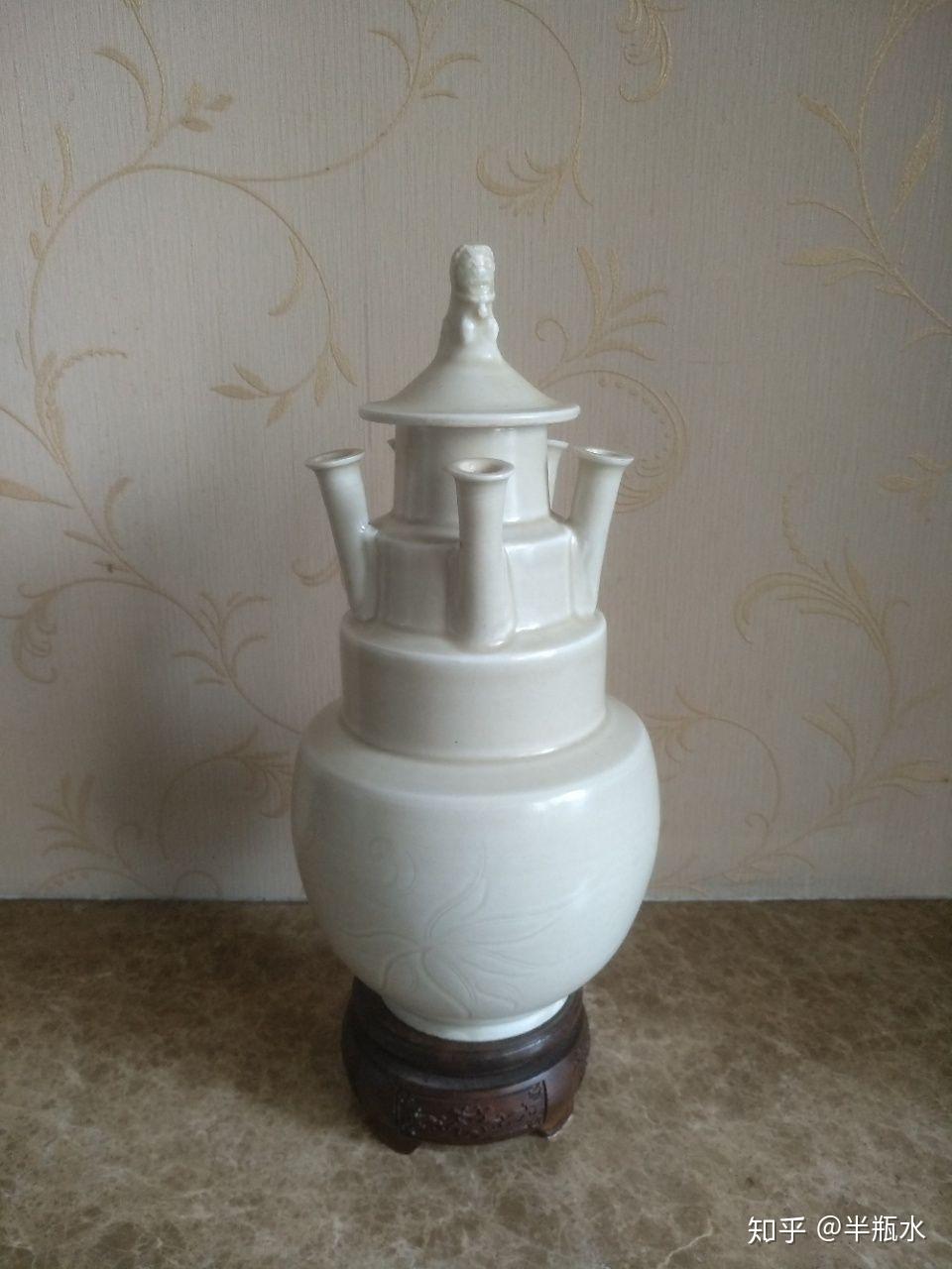 四,土定白釉五管瓶三,定窑官字款白釉五管瓶二,北宋龙泉五管瓶一,五代