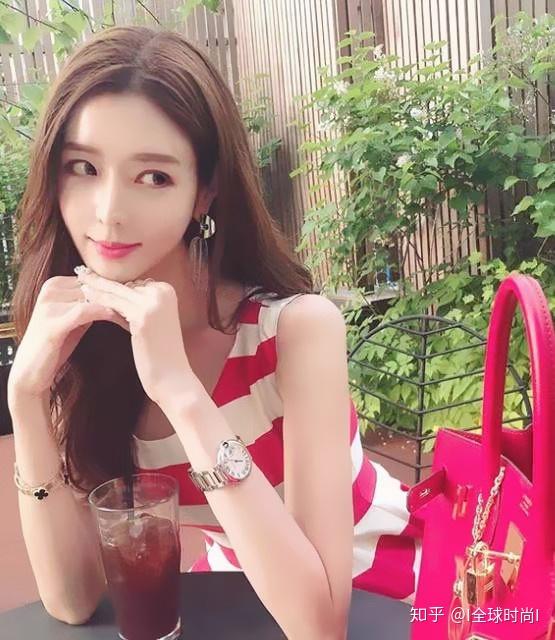 韩国时尚博主yoojin颜值高身材好搭配白色短衫秀a4腰