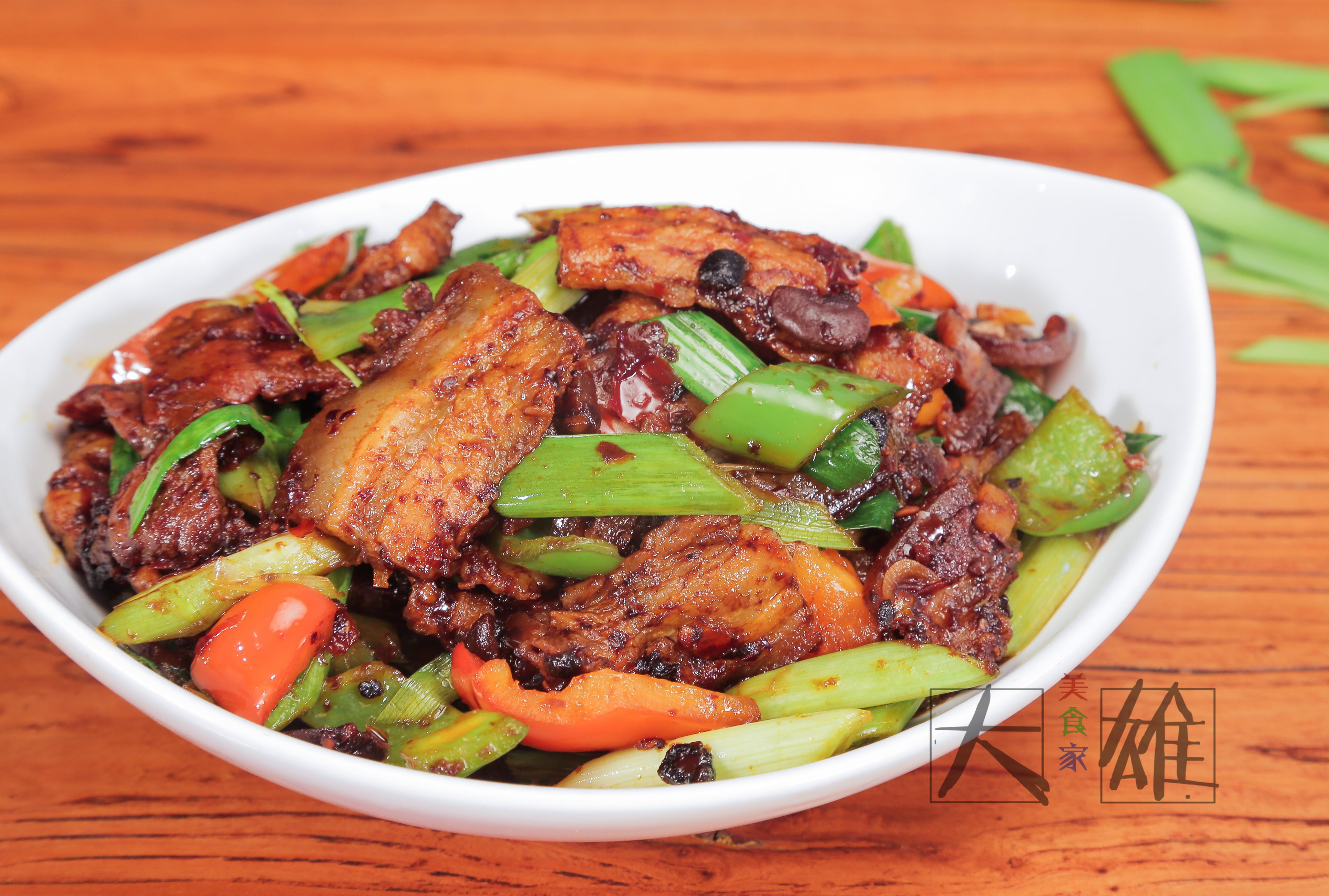 川菜厨师做一道青椒回锅肉，肥而不腻，入口浓香，做法简单。 - 哔哩哔哩