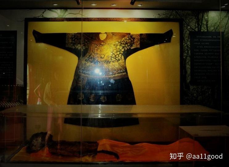 北京石景山古墓龙袍图片