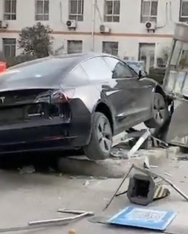 疑似特斯拉再次失控 西安一Model 3撞毁医院岗亭 - 知乎