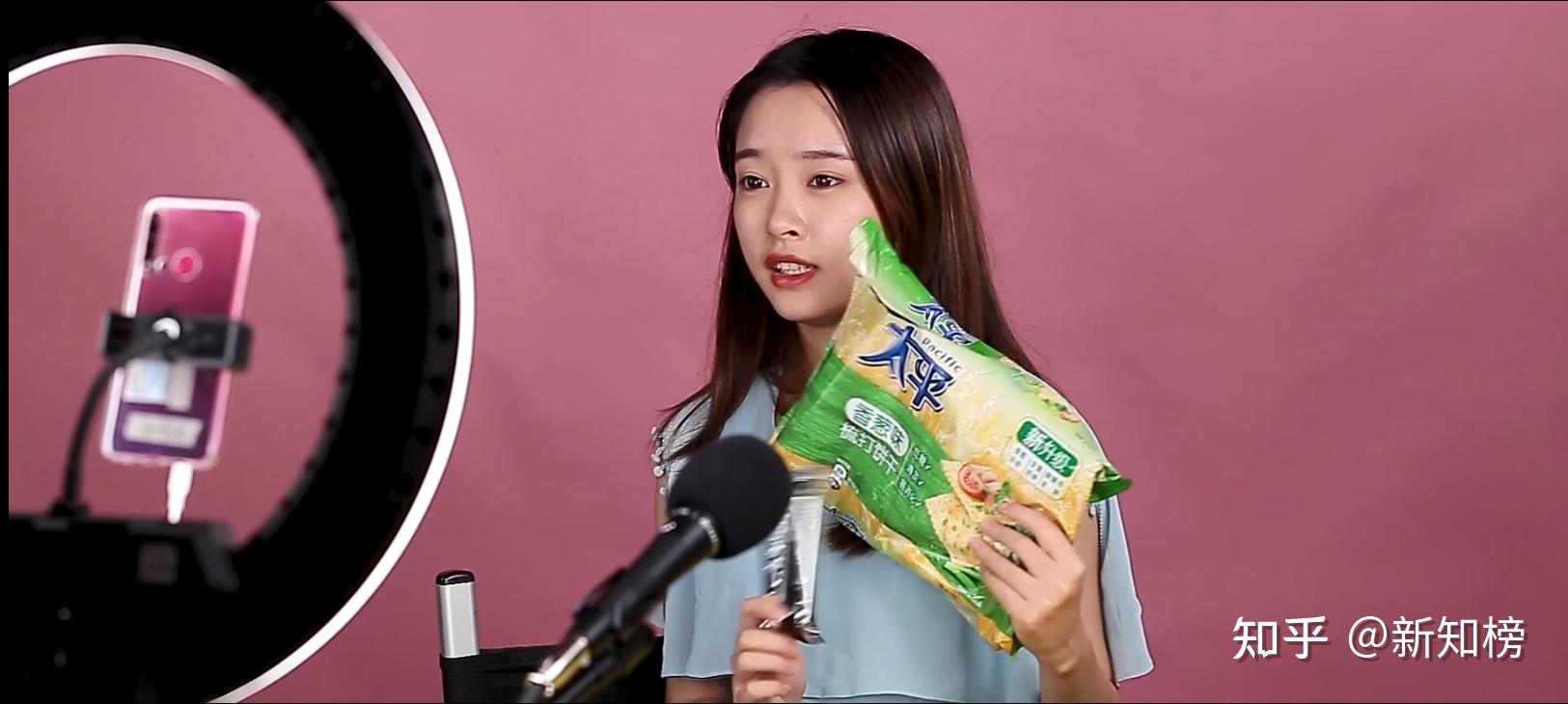 比如抖音大v沙星宇的商品橱窗中,有21款美妆产品,其中,销量最高的一款