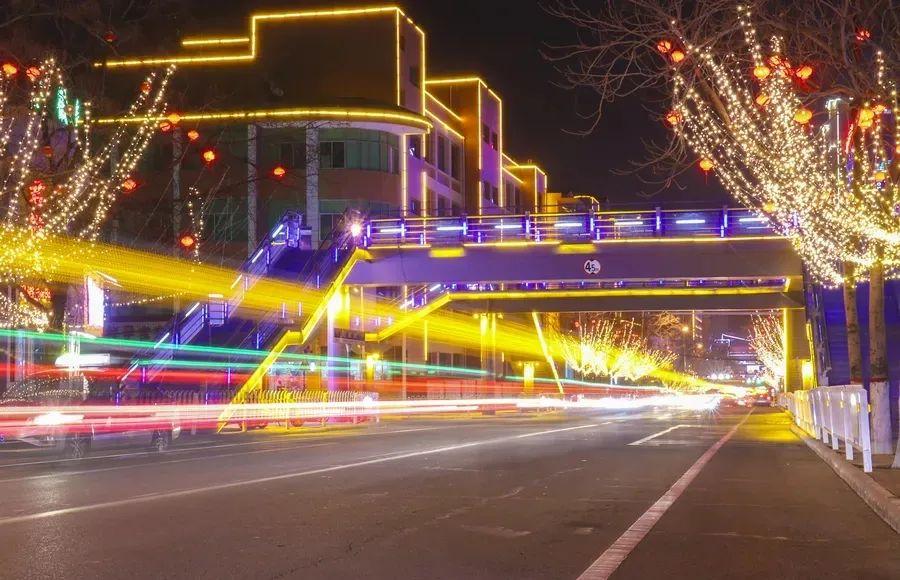 华灯璀璨人心醉年味街景靓白银