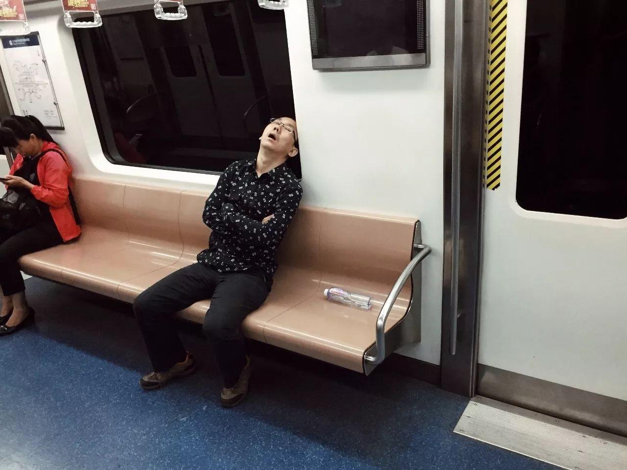 游客在深圳地铁睡觉被罚款15元？对超时服务费当理性看待_乘客_时限_网友