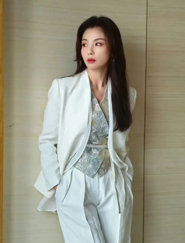 刘涛包养小鲜肉?沈月暗恋王鹤棣?徐海乔表白刘亦菲被拒?王思聪喜当爹?