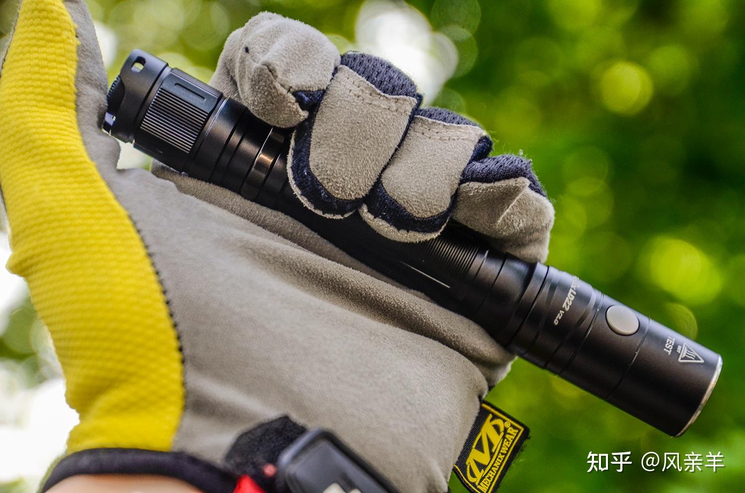 高颜值高亮度高性能的便携战术手电fenixld22v20