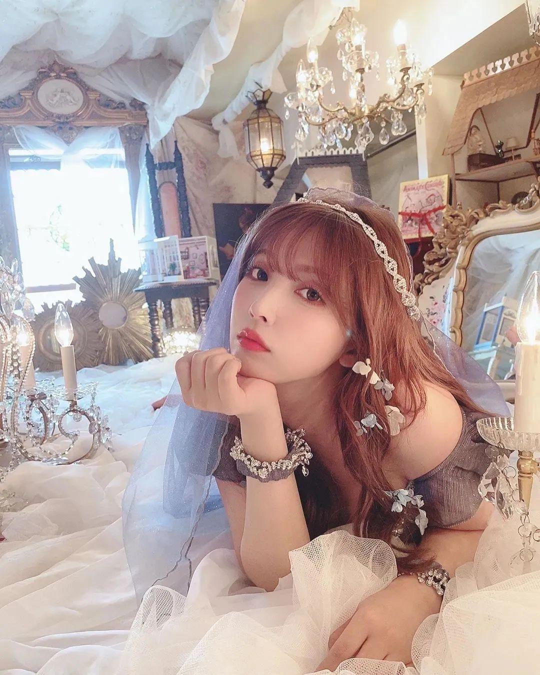 睡了一百多个男人后,这个女爱豆终于红了