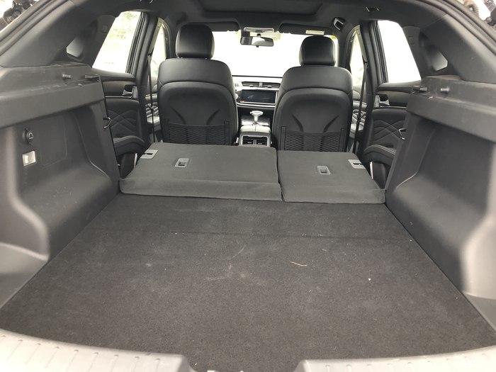 后排能完全放平,增大后备箱空间,偶尔自驾游的话也不错7年15万公里