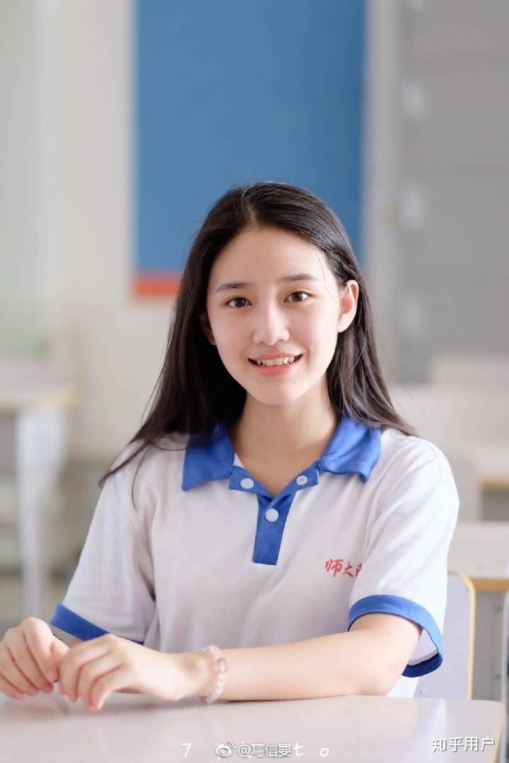 高中时素颜就好看的女生长大化妆后岂不是逆天吗