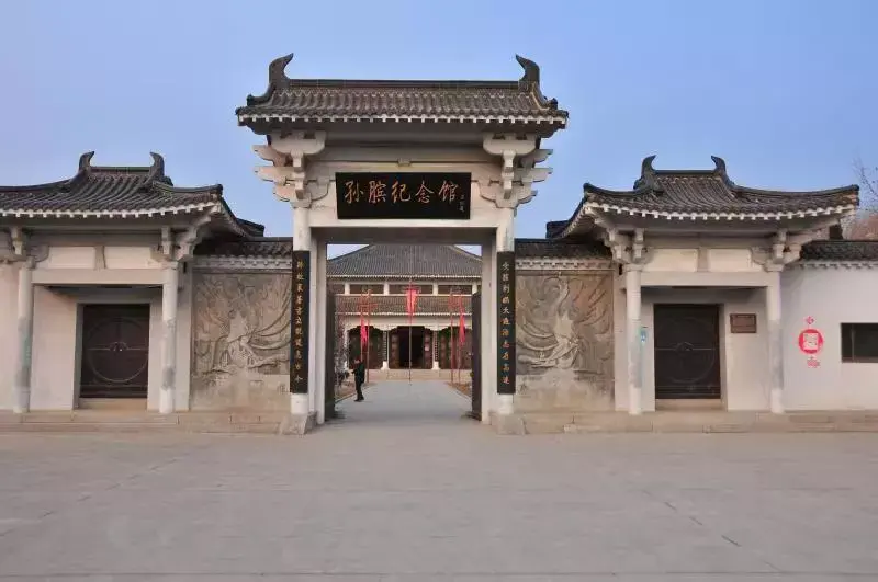 山东鄄城县县城里也有一座孙膑纪念馆,较之孙老家村的孙膑纪念馆,富丽