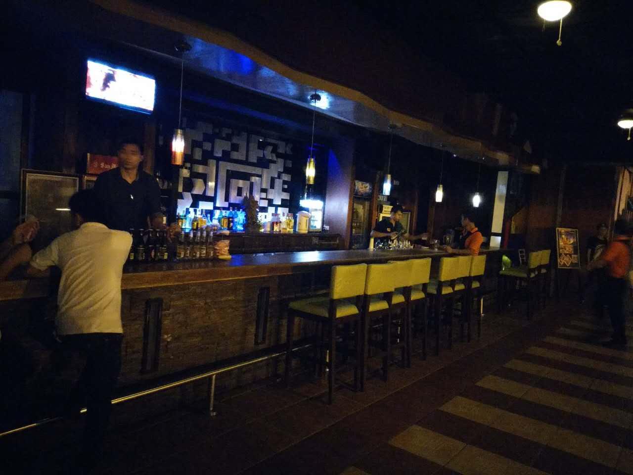 既有室内disco 和ktv也有室外露天酒吧,有远离舞台安静的休闲雅座