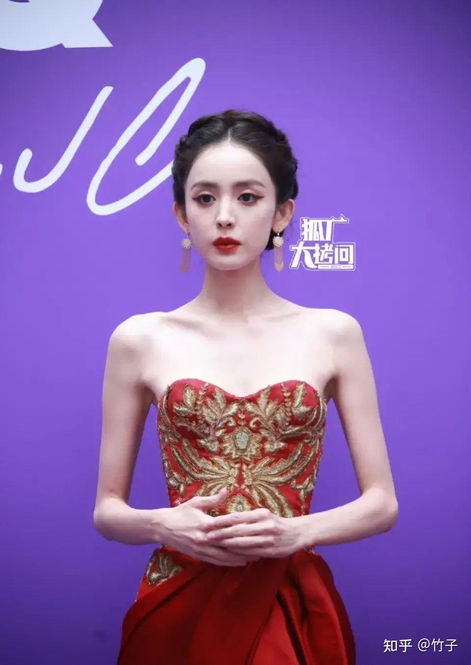 活动当天,古力娜扎穿着一袭大红色礼服现身,无肩低胸设计,露出肩颈