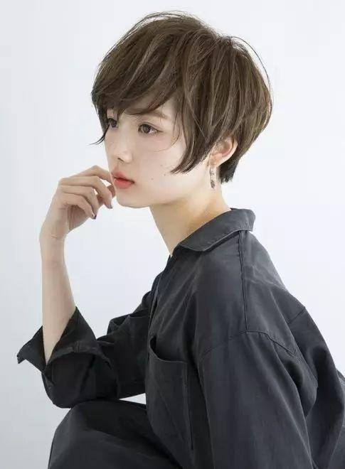像我这种头发少,发质软的女孩纸,适合什么短发? - 知乎
