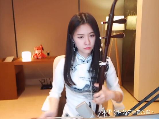 斗鱼一姐阿冷凭什么压过冯提莫一头就凭这手二胡土豪就得狂刷礼物