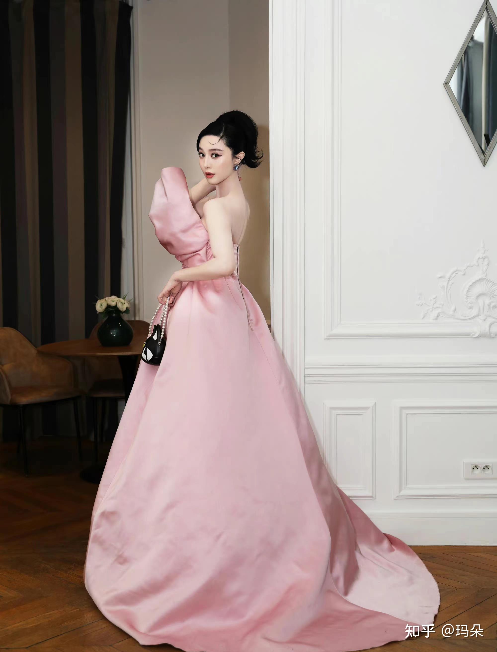 范冰冰巴黎高调亮相,站在玻璃窗前,网友:像不像一个围城隐喻 - 知乎