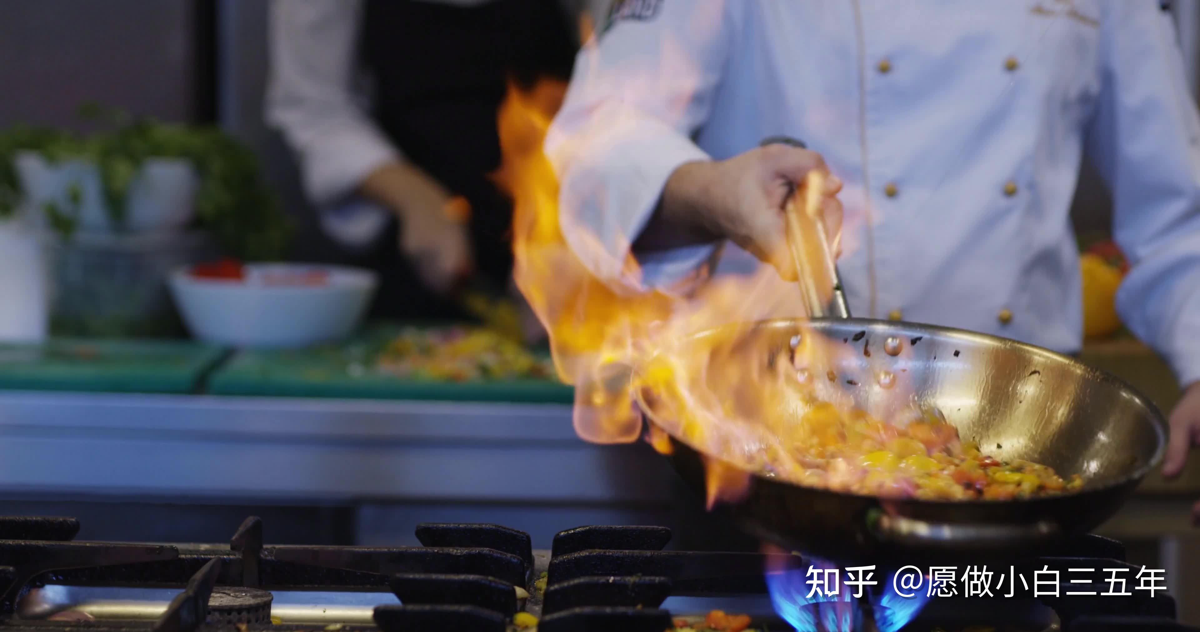 女性厨师在厨房烹饪美食女厨师餐厅厨房烹饪图片下载 - 觅知网