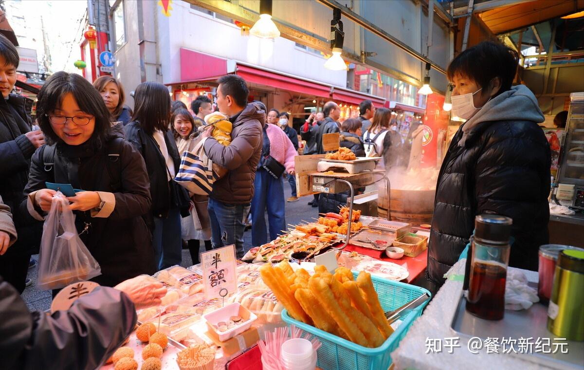 雖然擺攤的成本很低,擺攤賣小吃只需要食材成本,一份5塊錢的冰粉,成本