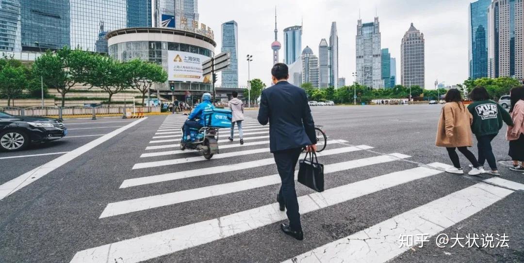 上下班途中交通事故诱发疾病属于工伤吗