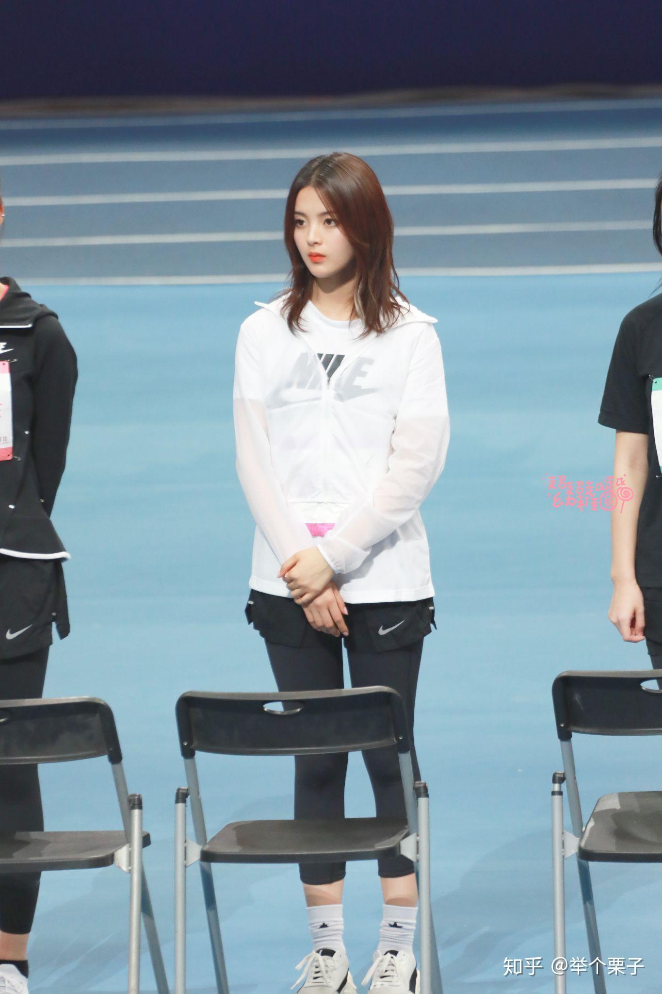 如何看待超新星运动会直播过程中火箭少女表演时伴奏突然停止