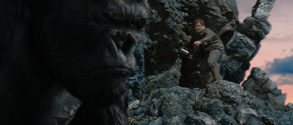 最后金刚追着ann来到海岸,疯导演carl直接把一瓶麻醉剂糊了金刚一脸.