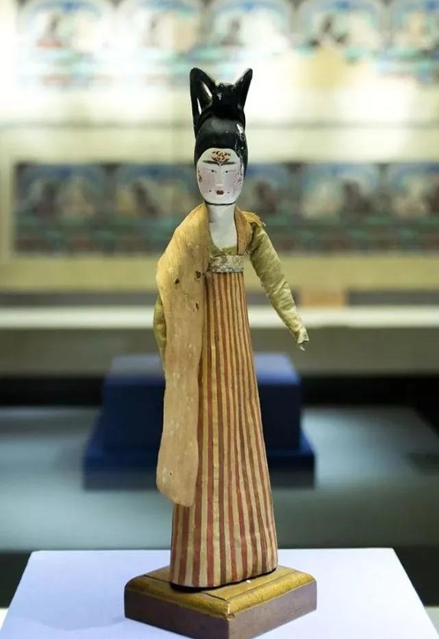 中国　唐三彩　女子俑　M29-1 中国艺术史鉴赏】唐三彩女俑【多图】 - 知乎