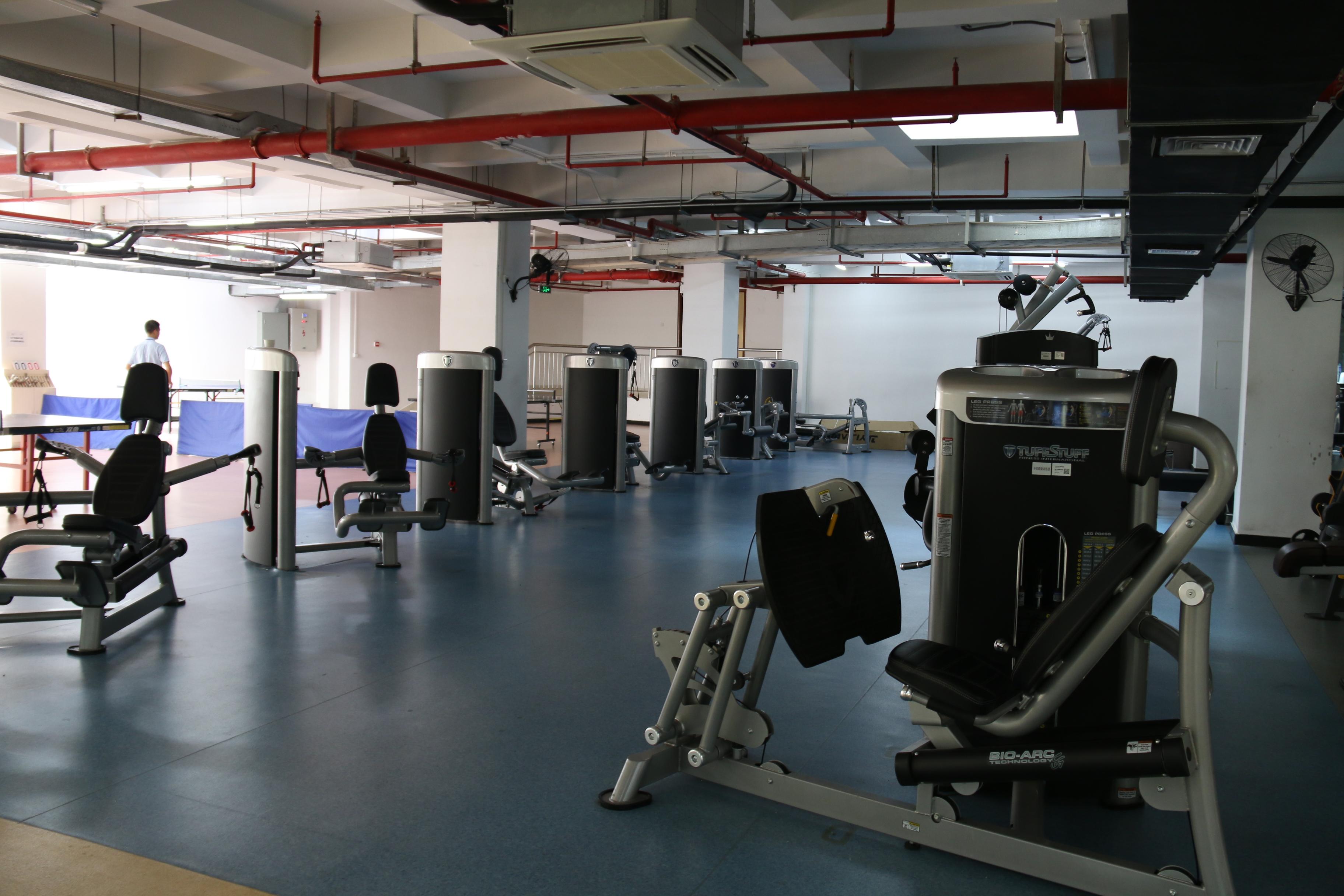 游泳馆,健身房,体检中心,餐厅等一应俱全,可见企业对于改善员工身心