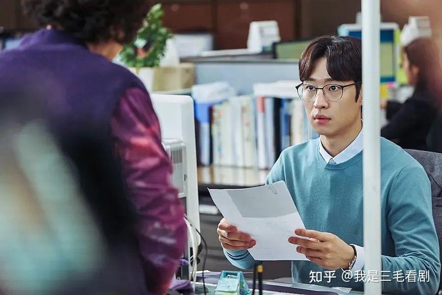 毕业于mbc无线电第一期演员训练班,现为韩国配音演员协会名誉会员.