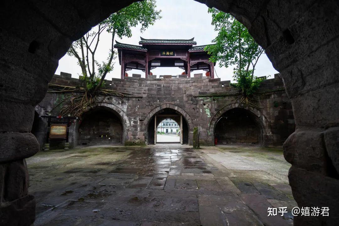 正是"请君入瓮"那个"瓮",是城门与城内之间增修的一段小城池,敌军进入